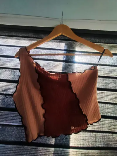 Crop top acanalado color bloque - miniatura 2