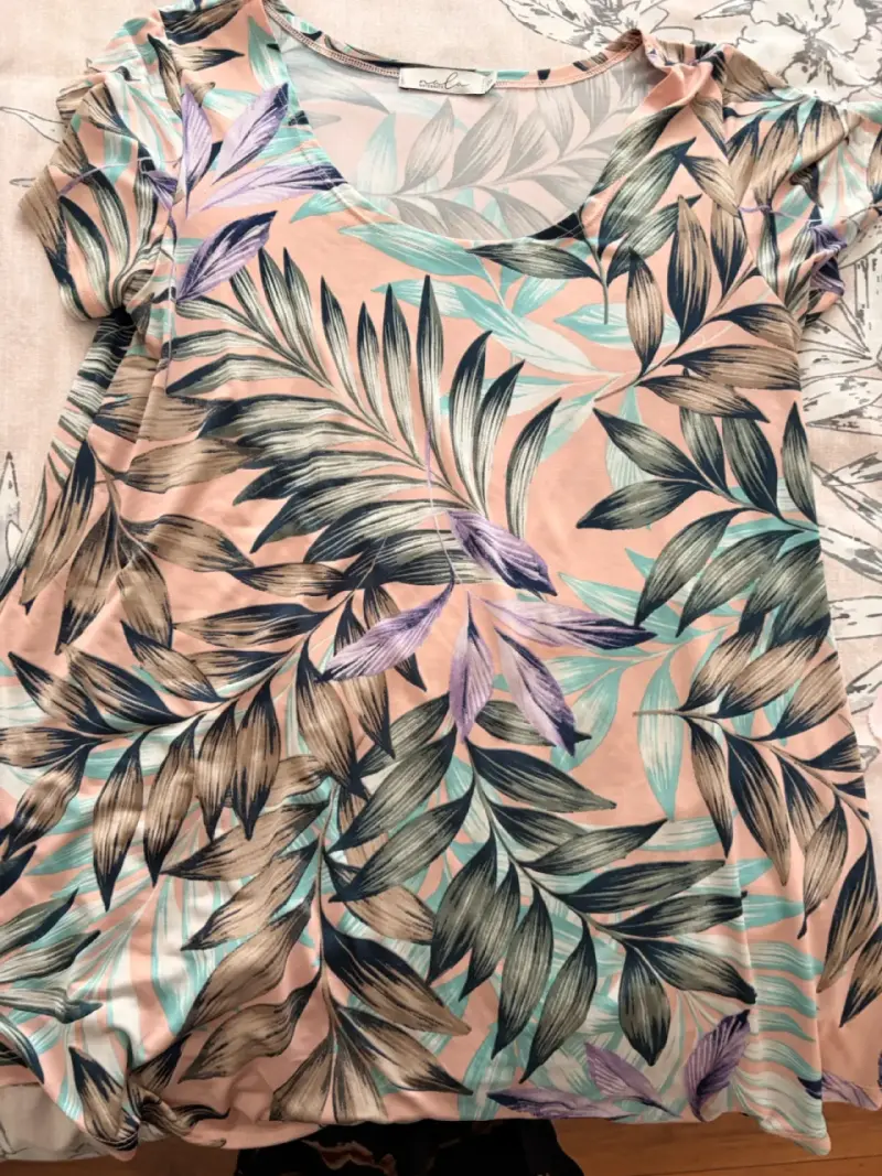 Poleramsternal estampado hojas tropicales