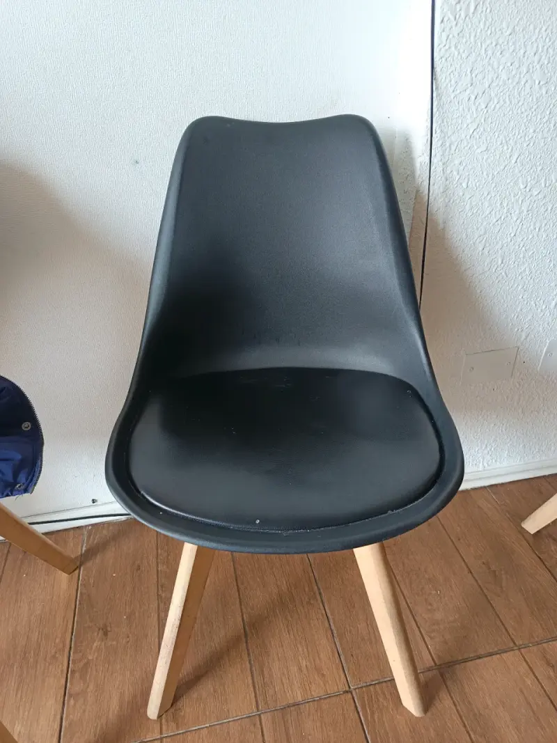 Silla negra moderna