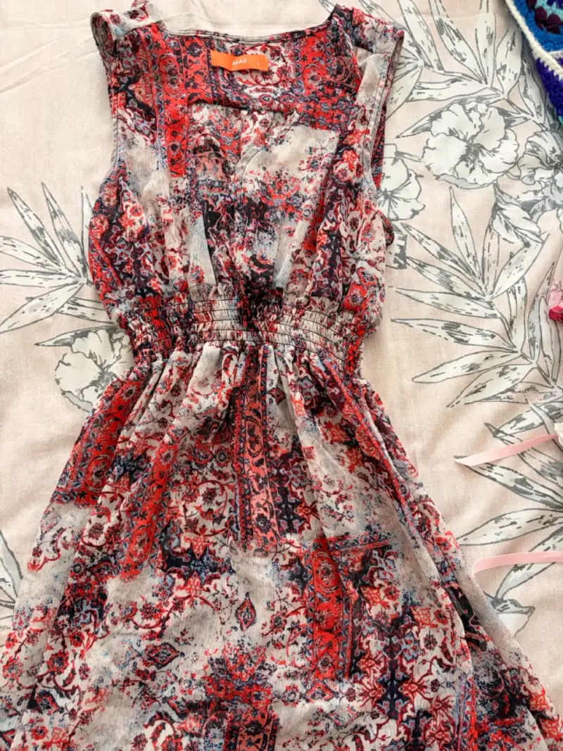 Vestido estampado rojo y azul