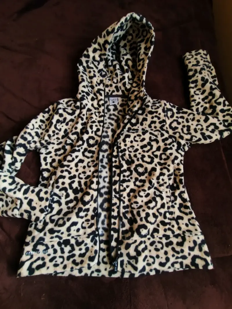 Polerón animal print con capucha - 1