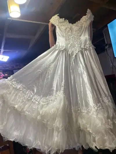 Vestido de novia con encaje - miniatura 1