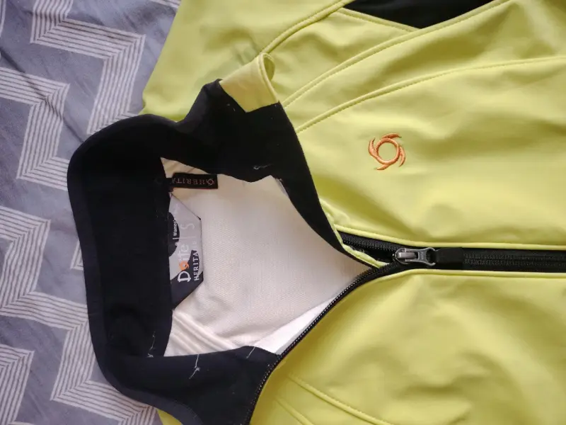 Chaqueta deportiva amarilla - 1