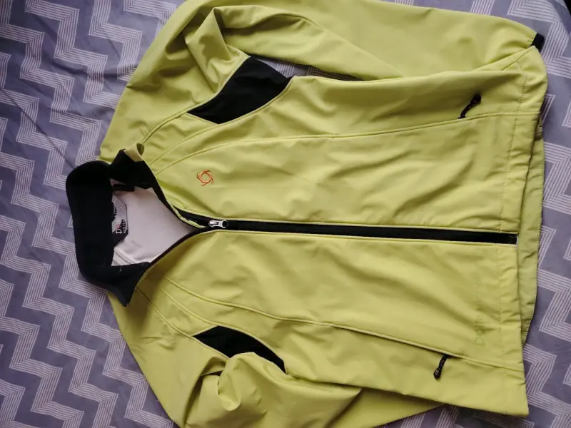 Chaqueta deportiva amarilla - 2