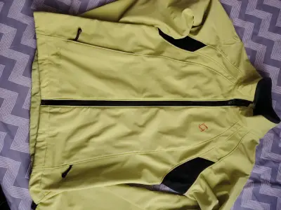 Chaqueta deportiva amarilla - miniatura 3