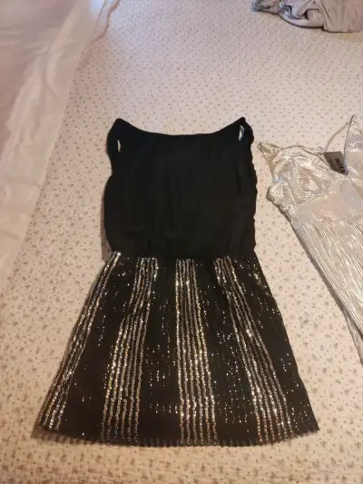 Vestido negro con lentejuelas - miniatura 1