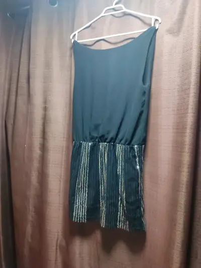 Vestido negro con lentejuelas - miniatura 2