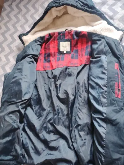Parka acolchada con capucha - miniatura 2