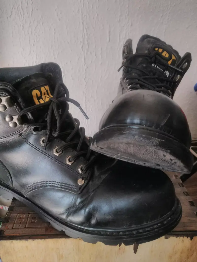 Botas CAT negras resistentes - 1