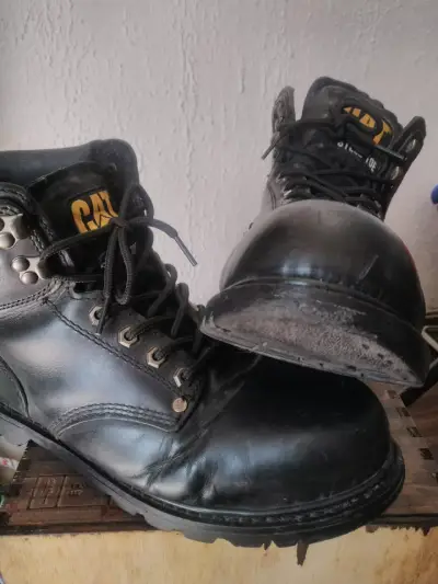 Botas CAT negras resistentes - miniatura 1