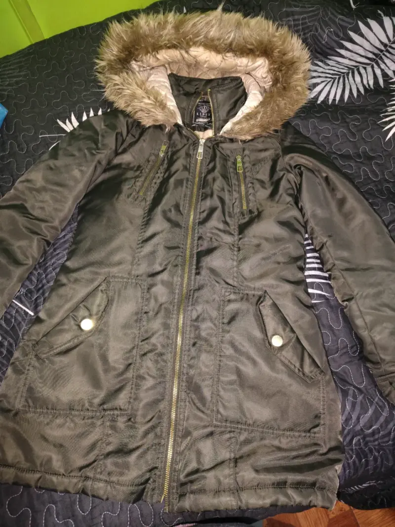 Parka verde con capucha de piel