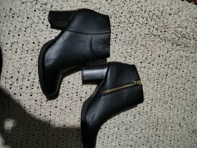 Botines negros de cuero con cierre - miniatura 1