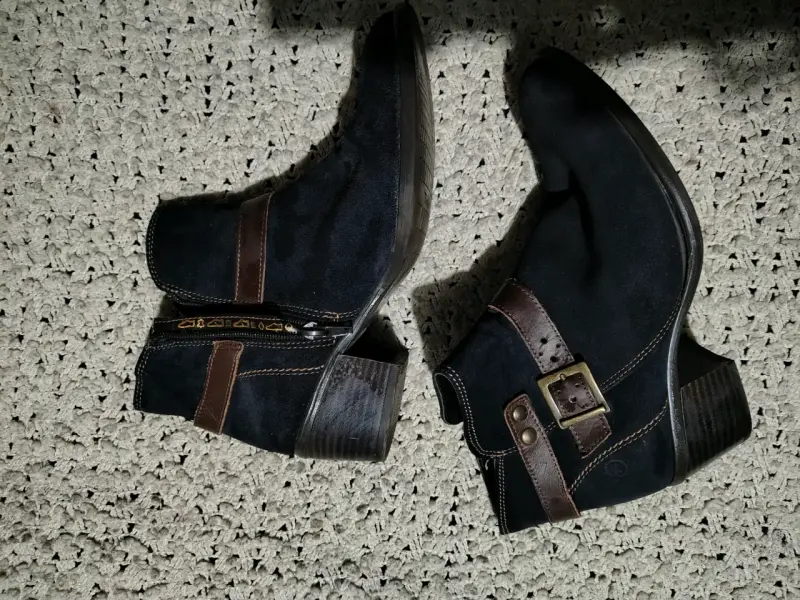 Botines negros con hebilla