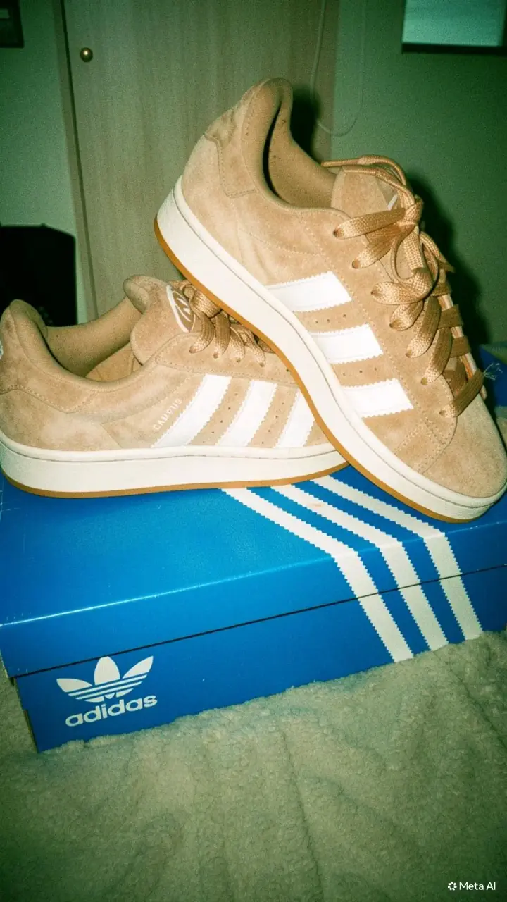 Zapatillas Adidas beige y blancas campus. - 2
