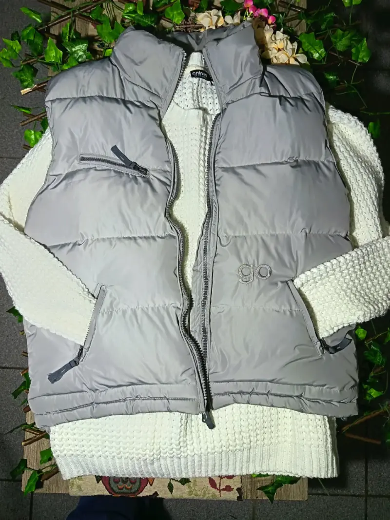 Chaleco acolchado gris con jersey
