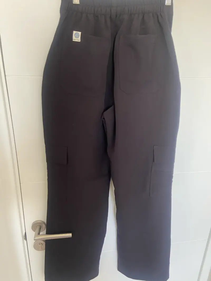 Pantalones clínicos negros con bolsillos - 1