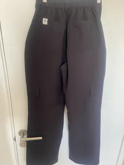 Pantalones clínicos negros con bolsillos - miniatura 1