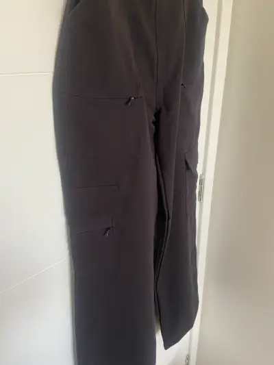 Pantalones clínicos negros con bolsillos - miniatura 2