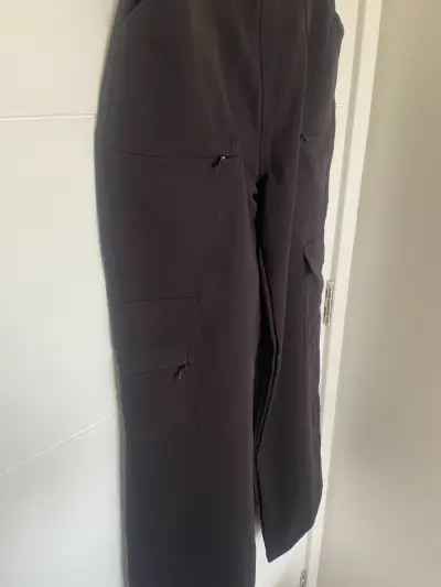 Pantalones clínicos negros con bolsillos - miniatura 3