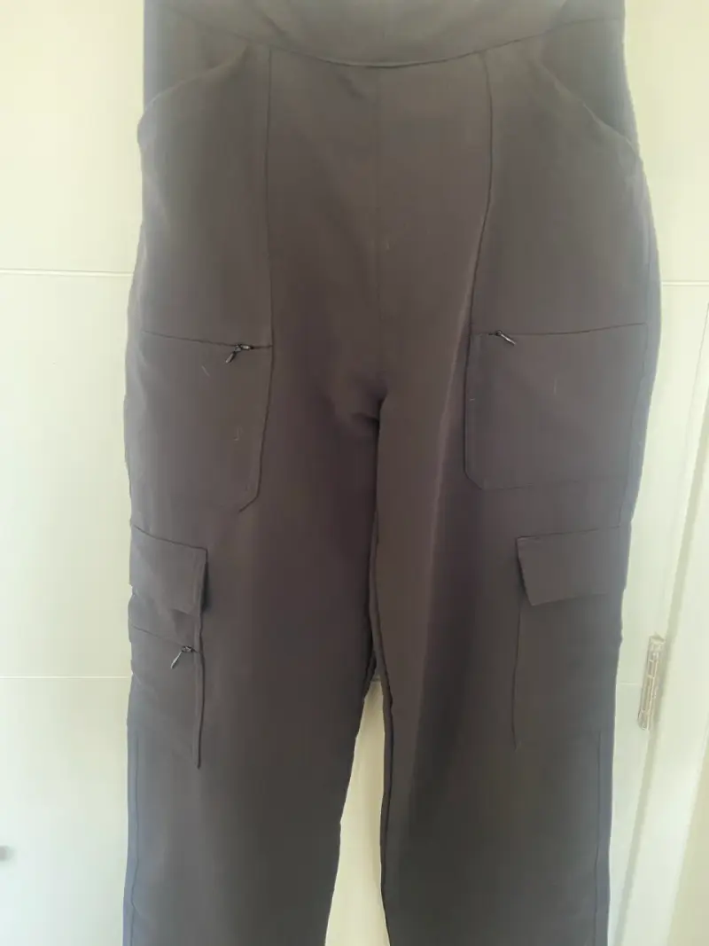 Pantalones clínicos negros con bolsillos - 4