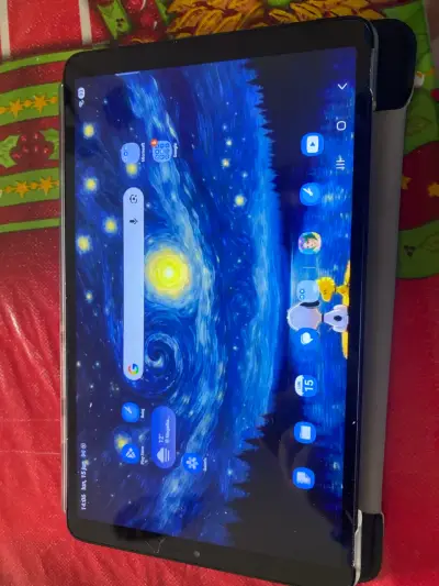 Tablet con funda protectora - miniatura 1