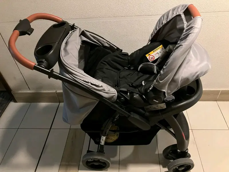Coche de bebé plegable gris - 1