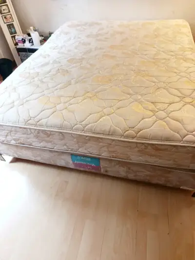 Conjunto cama y colchón beige - miniatura 1