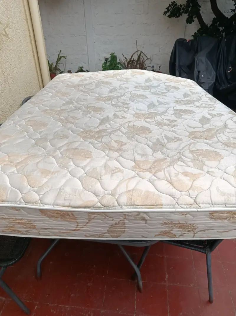 Conjunto cama y colchón beige - 3