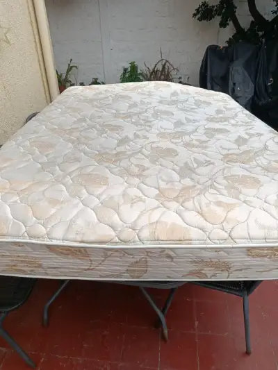 Conjunto cama y colchón beige - miniatura 3