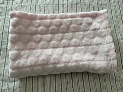 Mantita de polar rosado con corazones en relieve - miniatura 1