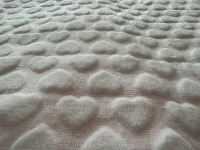 Mantita de polar rosado con corazones en relieve - miniatura 2