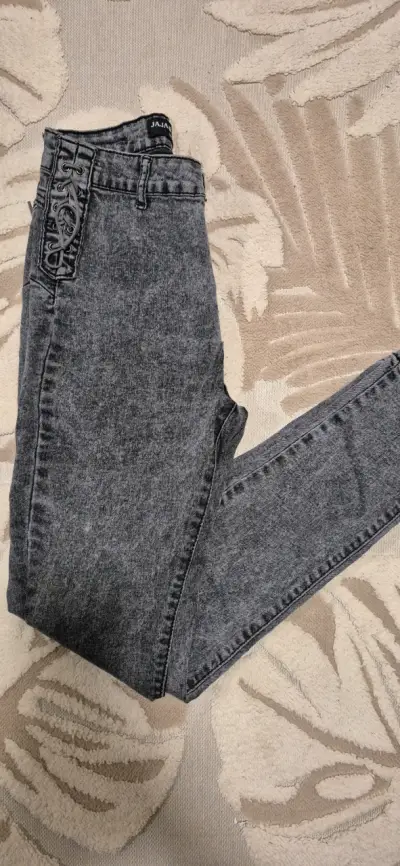Jeans "jajajeje" gris con detalle de ojetillo - miniatura 1