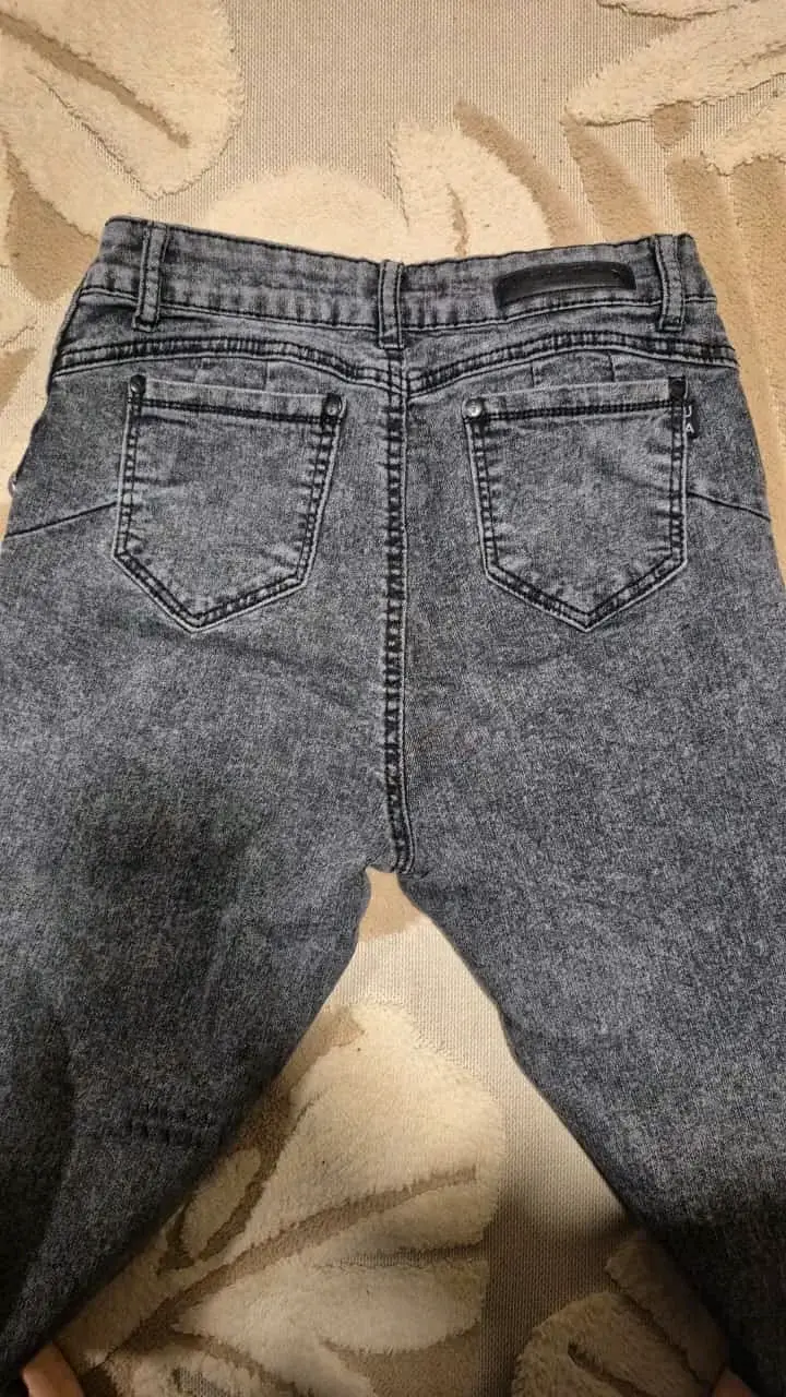 Jeans "jajajeje" gris con detalle de ojetillo - 2
