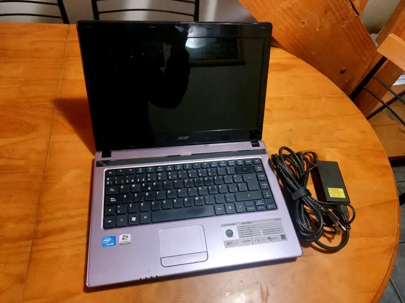 Laptop Acer con cargador - 1