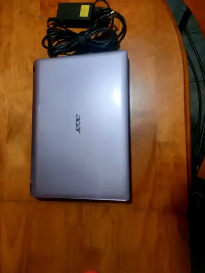 Laptop Acer con cargador - miniatura 2