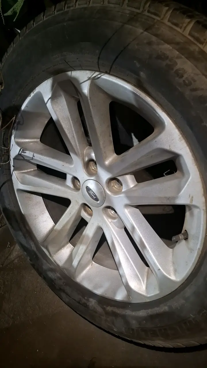 Rueda de aleación Ford usada 245/60 R18 - 1