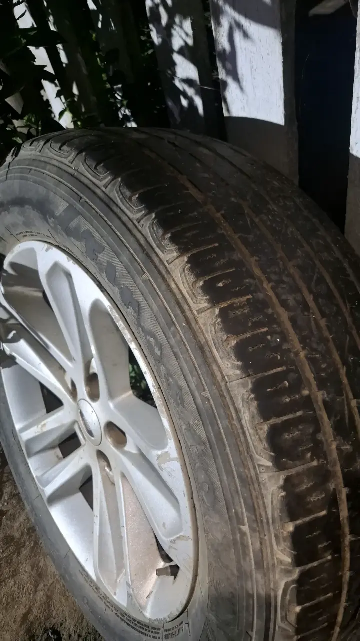 Rueda de aleación Ford usada 245/60 R18 - 2