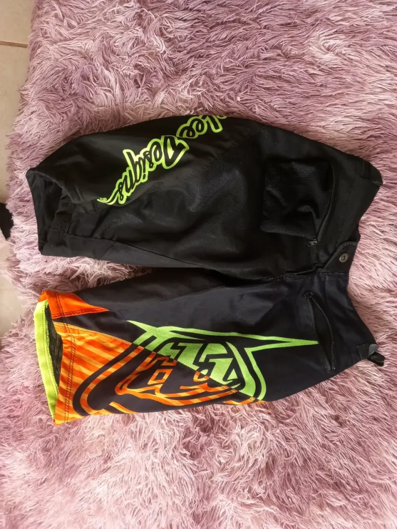 Short deportivo negro y naranja - 1