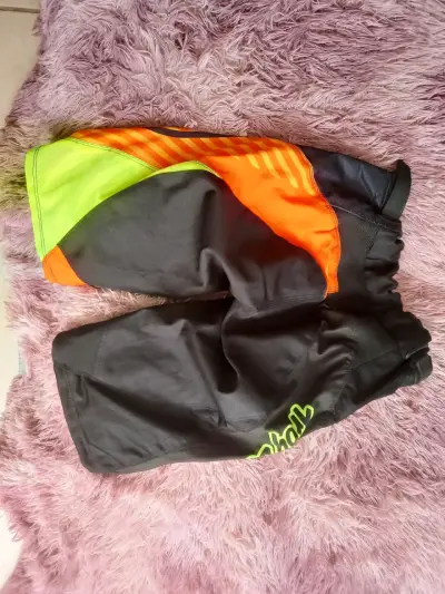 Short deportivo negro y naranja - miniatura 2