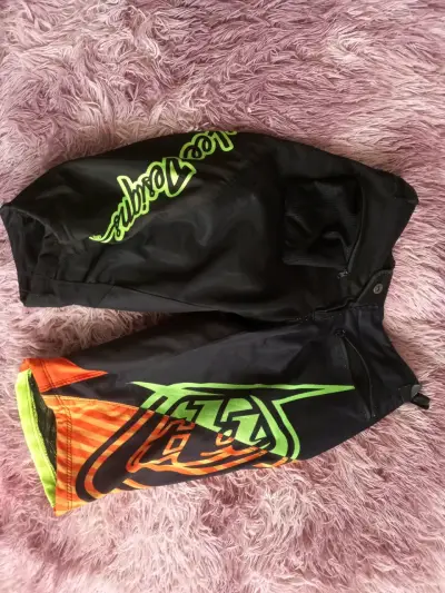 Short deportivo negro y naranja - miniatura 4