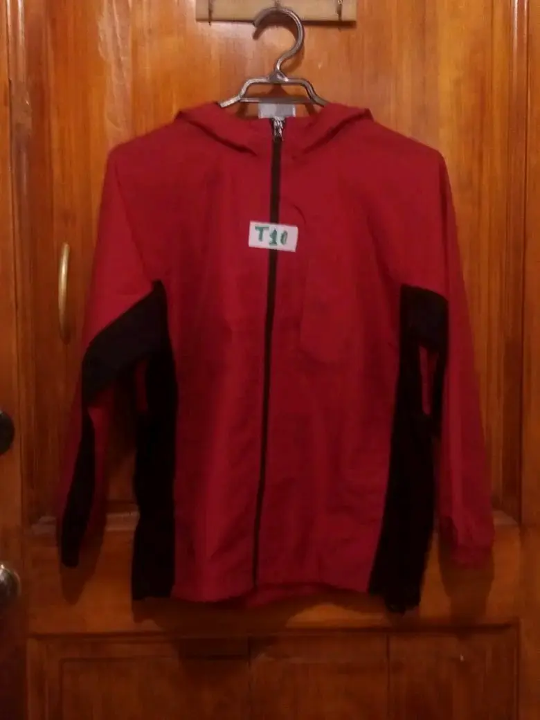 Chaqueta deportiva roja con capucha