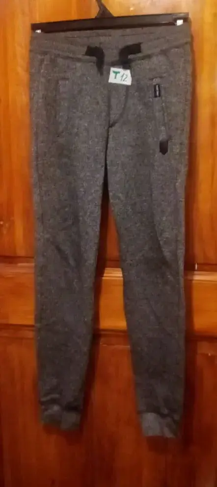 Pantalón deportivo gris talla 12