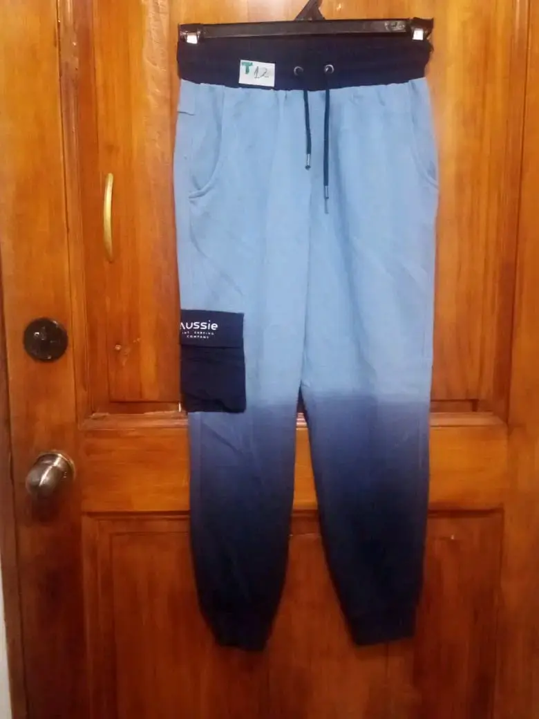 Pantalones deportivos azul degradado