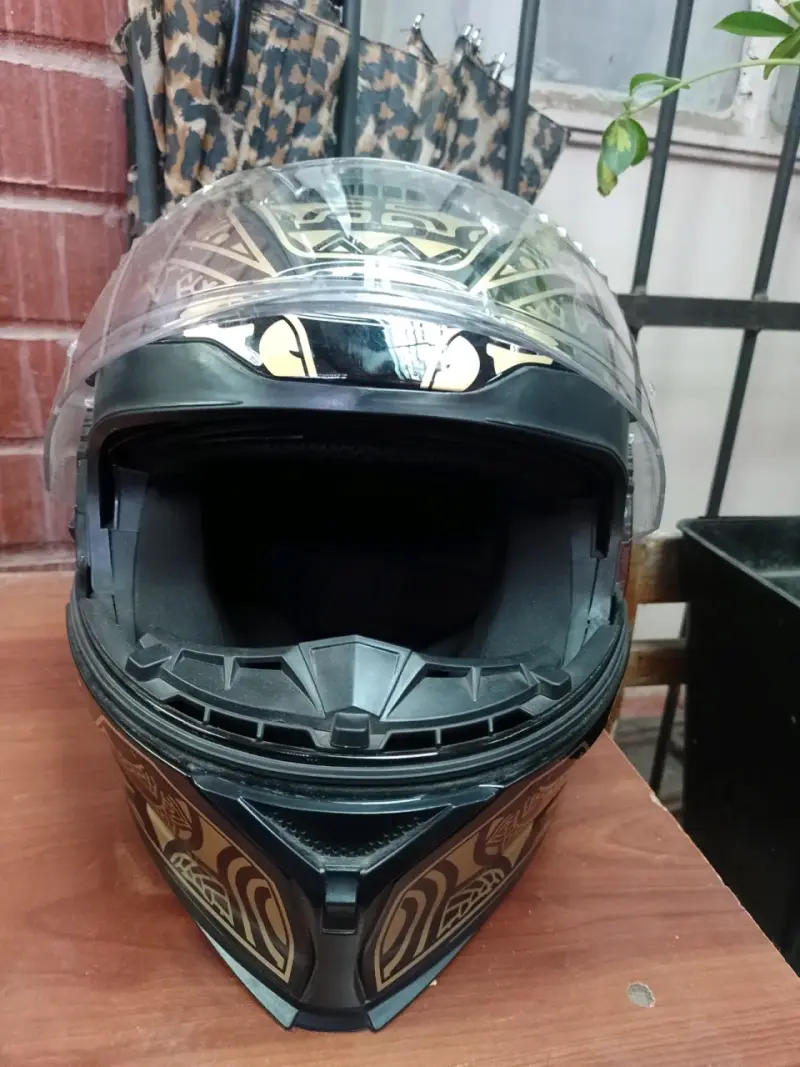 Casco motocicleta diseño tribal