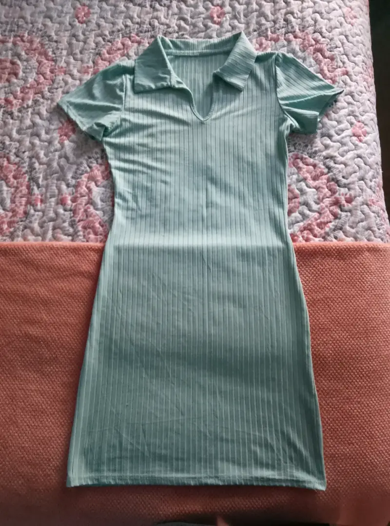Vestido verde con cuello tipo polo