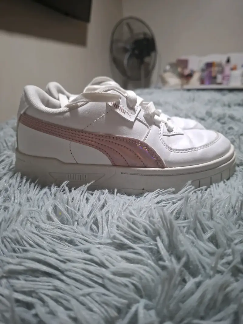 Zapatillas blancas con detalle rosa - 1