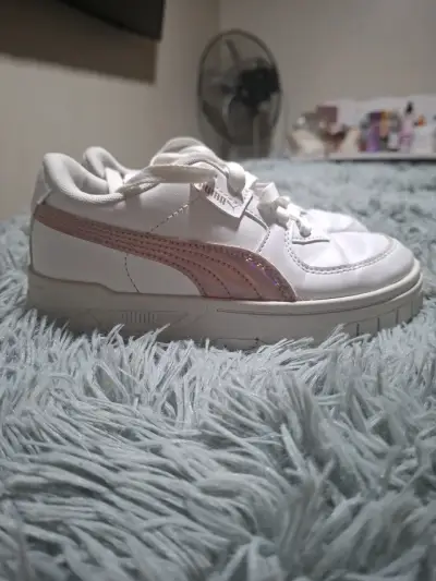 Zapatillas blancas con detalle rosa - miniatura 1