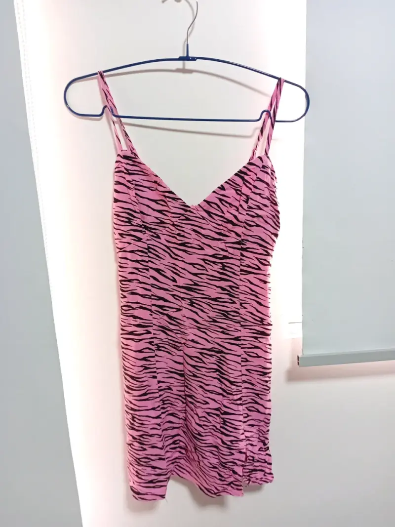 Vestido rosado con estampado cebra - 1