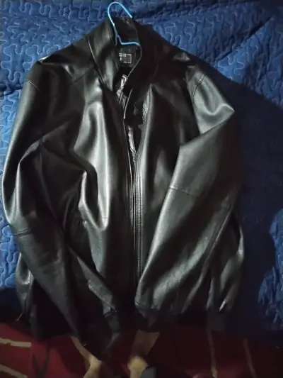 Chaqueta de cuero negra - miniatura 1