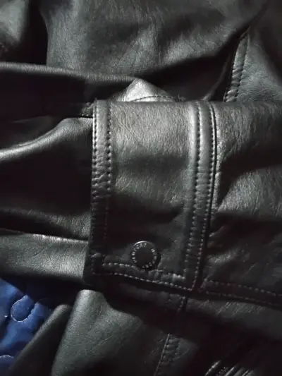 Chaqueta de cuero negra - miniatura 4